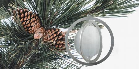 Baumschmuck in Kugelform mit Füllung